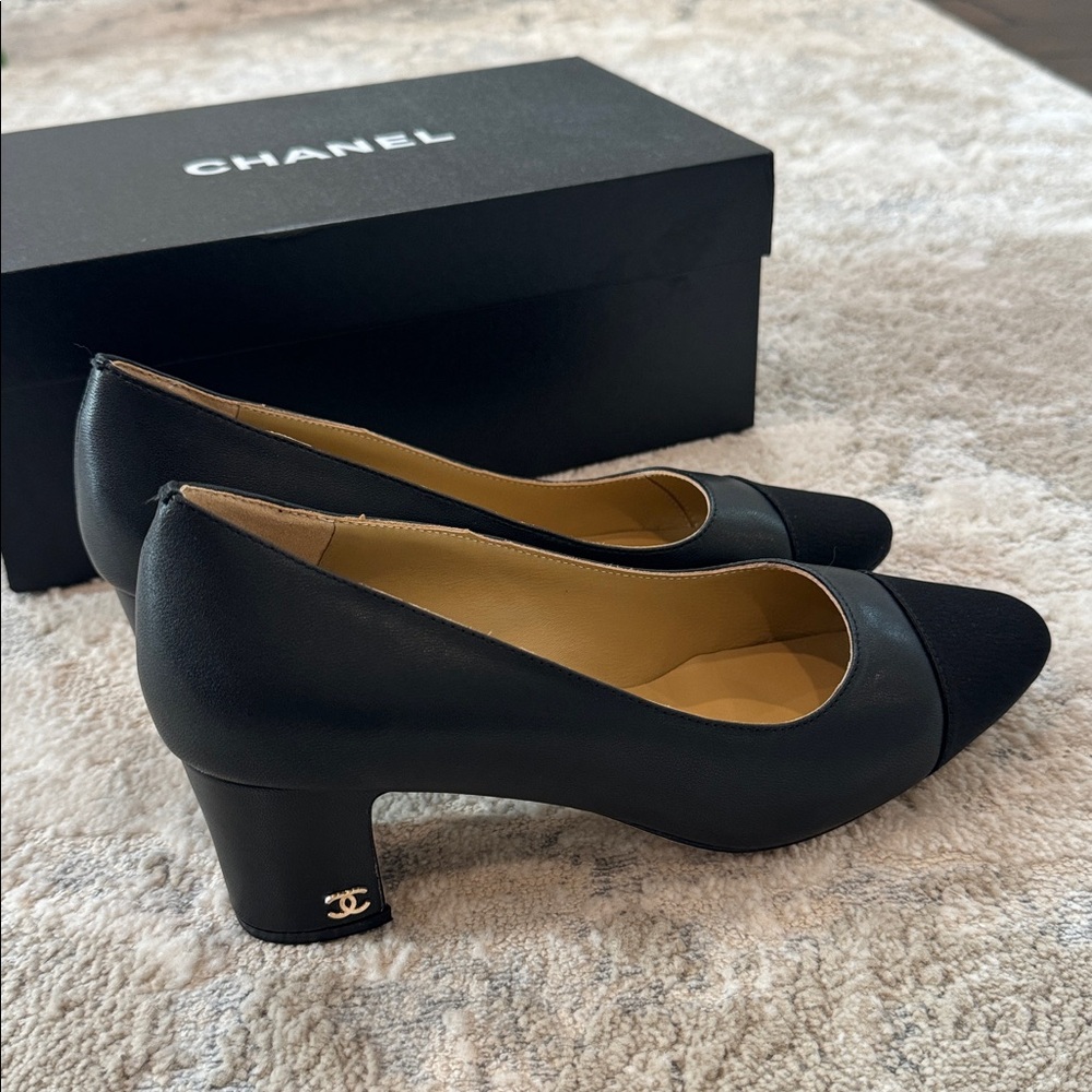 CHANEL Black lambskin Pumps with Logo Detail